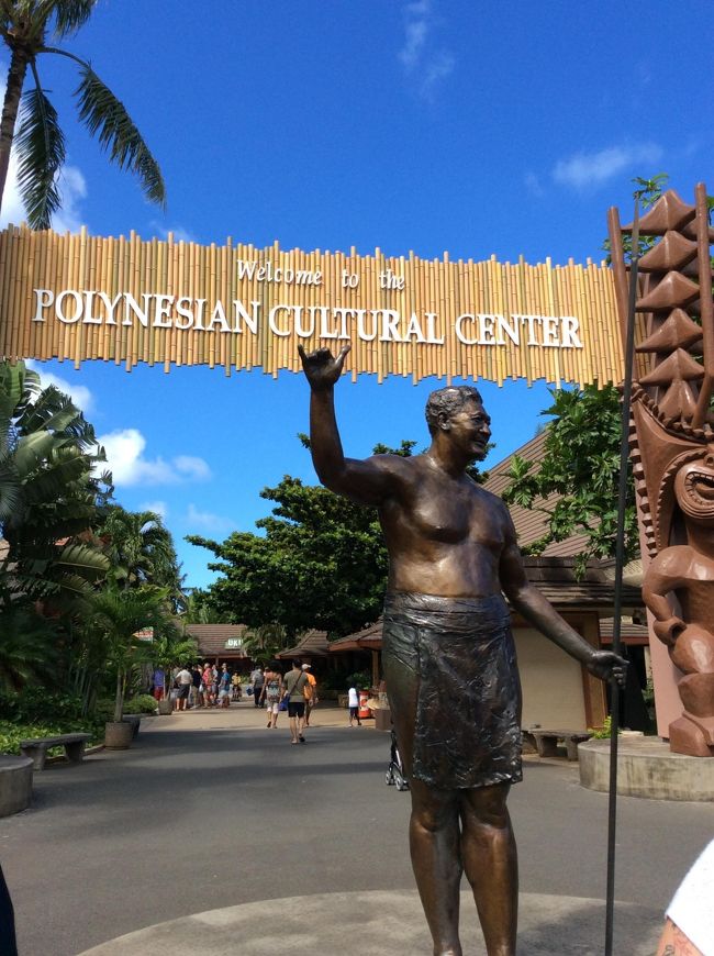 ポリネシアンカルチャーセンター到着。<br /><br />スケジュール<br />ホテル12:35出発14:30くらいに現地着。昼間はカヌーに乗って園内を回る。夕食はビュッフェ。19:30からショーを見る。現地出発は21:15くらい。ホテル着22:30頃。<br /><br />※正面入口の像は、ハマナ・カリリさん。「こんにちは(アロハ)」のシャカサインの由来になった人。彼は砂糖製粉機の事故で真中の3本の指を失ったが、列車が人の住んでいる所を通る時、親指と小指を伸ばしてよく手を振ったそうです。