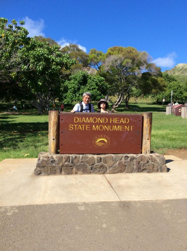 ★５日目、最終日。ダイアモンドヘッドへ。<br /><br />火口の駐車場まではタクシーで。$20。<br />山頂まではここから1.4kmの距離。