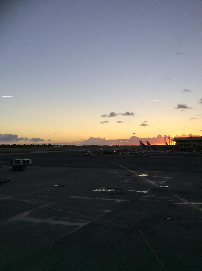 いよいよ帰国。ホノルル空港の夕日。18時半頃。