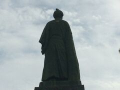 桂浜にある有名な銅像です。
後姿だと分かりづらいので、前から…