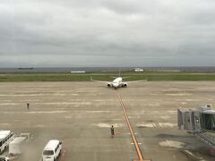 雨雲を抜けて、5時半ごろに神戸空港に到着。
しばらくしたら、神戸も雨が降ってきました。