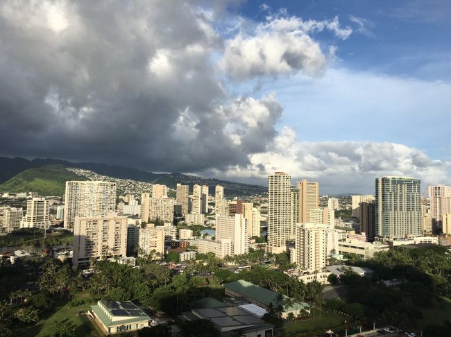 カリアタワーの部屋からの眺め。海も近いが、山も近い。日中は晴れて、気温も28度くらいになるが、朝夕は曇っていたり、小雨がふって、虹が出たりする。