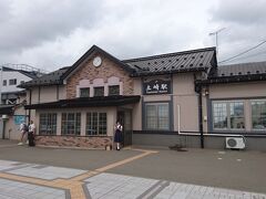 土崎駅は外観がレトロな駅舎です。