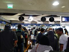 パスポートコントロールは大混雑。但し、第一ターミナルはキャパが少ないターミナルなので、我慢できない混雑ではありません。

異国からの入国者は長時間手続きがかかっていましたが、日本人は１０秒程度で手続完了。いつまでもこういう国で有りたいものです。
