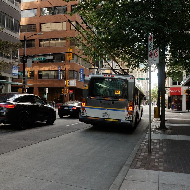 今日はリン渓谷へ向かいます。<br />Google先生に教えてもらったバスに乗るべくバス停に向かいますが･･･<br />くるのは違う系統のバスばかり。<br />時間になってもさっぱりきません。<br />バスを乗り継ぐ予定だったのに･･･ダメじゃこりゃ<br /><br />なんとか来たバスに乗り込みました！<br />･･･が、なんか思っていたのと経路が違うみたい。<br />ので、適当なところで下車。<br />困ったな〜<br /><br />困ってるのが全然共有できてない後輩さん2名は後ろからきゃっきゃっと楽しげについてきています･･･(；´∀｀)ﾔﾚﾔﾚ