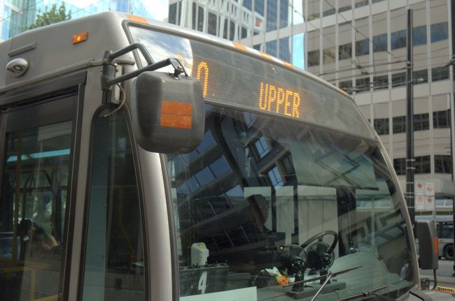 とりあえず210番のバスに乗ればいいようなので210番のバスがくる（と思われる）バス停でぼや〜っと待ちます。<br />wifiがないとなにも調べられないのがつらい･･･<br /><br />待つこと20分。<br />キタ〜〜〜〜〜〜〜！！！！<br />ちゃんと「210 Upper Lynn Valley」と書いてあります♡<br />意気揚々と乗り込みました〜