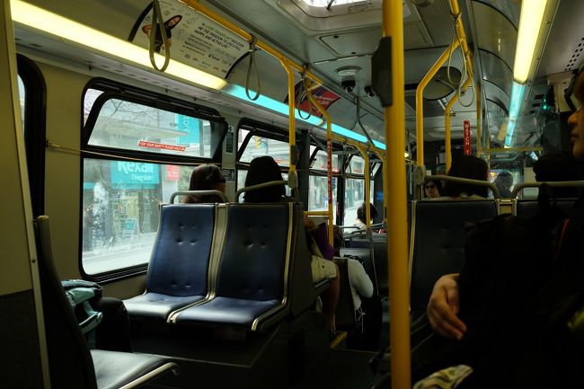 乗ったときは空いていましたが、リン渓谷に行く（と思われる）若者がどんどん乗り込んできてぎゅうぎゅうになりました。<br /><br />めちゃくちゃ揺れる激しいバスでした（汗<br />ガスタウンの向こうの治安の悪げな地域を抜け、橋（Iron Workers Memorial Bridge）を渡って、North Vancouverへ★<br /><br />どうやらPhibbs ExchangeというところでBUSを乗り換えたほうがリン渓谷の近くまでバスで行けたようなのですが、そうとは知らない私達。バスの行き先にLynn Valleyと書いてあったので安心しきっていてみんながどば〜っと降りるのを眺めていました（笑<br />