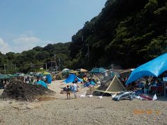 翌日は場所を変えて、紀伊大島に来てみた。
「串本」「海水浴」「穴場」で検索してみつけた、「白野海水浴場」へ。

穴場のはずが、大人気で大混雑（笑）
大きなテントが所せましと並んでいた。

前日のダイビングパークに比べると風もなく、波も穏やか。
ここなら小さな子供でも安心して遊べそう。