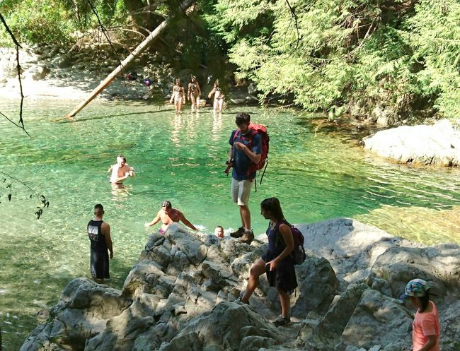 バスに一緒に乗っていた若者たちがたくさん泳いでいます。<br />気持ちよさそ･･･と思いきや、激寒のようです（笑