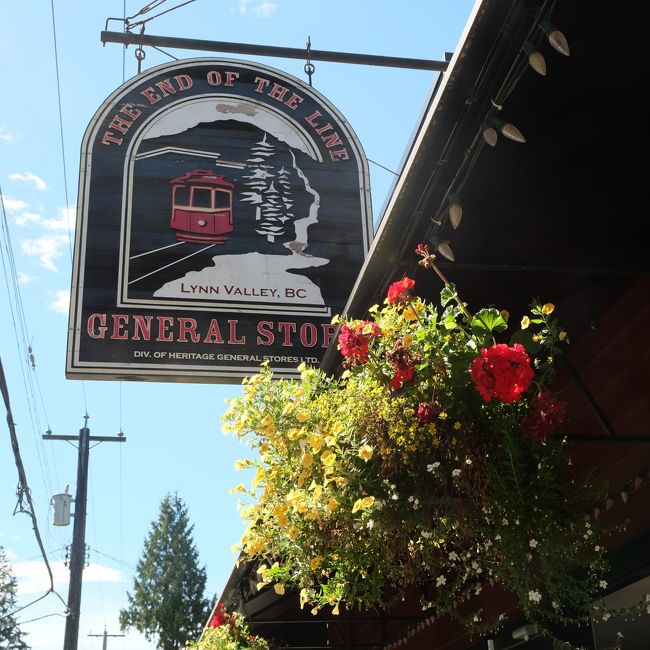 いったん車道にでるとかわいいお店が