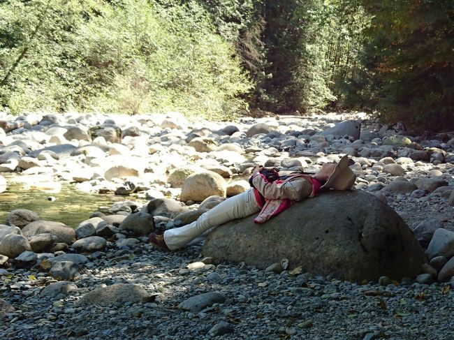 公園内の川沿いで持参のサンドイッチでランチ。<br />ランチの後は一休み。