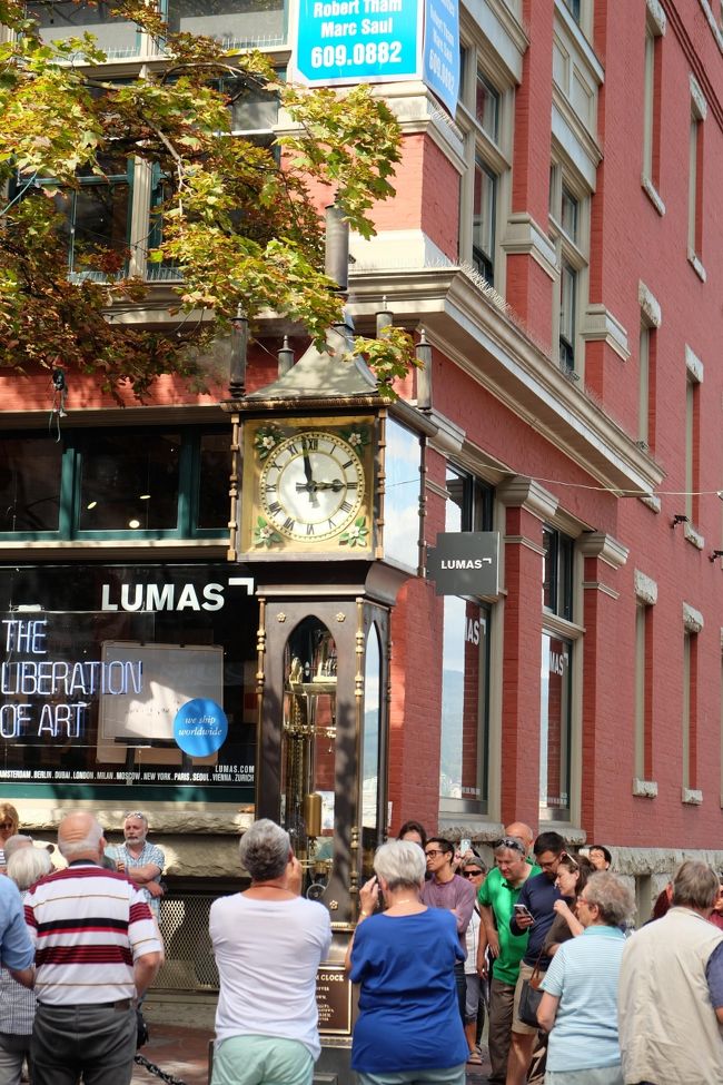 ガスタウンの蒸気時計<br /><br />今度はちゃんとPhibbs Exchangeでバスに乗り換えて、ガスタウンへ<br />ガスタウンには世界で唯一の「蒸気時計」が･･･<br /><br />蒸気時計とは、蒸気を動力とした珍しい時計。<br />15分おきに蒸気で笛が鳴ります。<br />タイミングよく3時の汽笛？？がなるのを見ることができました。<br />（15分毎に笛は鳴りますが、毎時0分の笛は長いのだそうな）