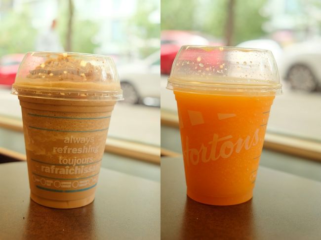 んじゃね〜さよなら〜ε=ε=┏( ・＿・)┛とスタコラ逃げ出すと友人が追いかけてきました。<br />2人でTim Hortonsでちょっと休憩。<br /><br />マンゴースムージー的なのとメイプルなんたら。<br />メイプルなんたらはびっくりするぐらい甘くてギブアップ