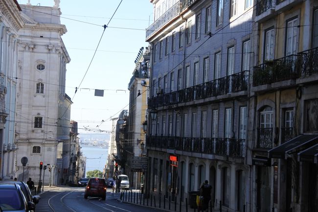 　消臭力の丘からカイスドソレ駅まで，下り坂を近づくテージョ川を見ながら歩いてみました。