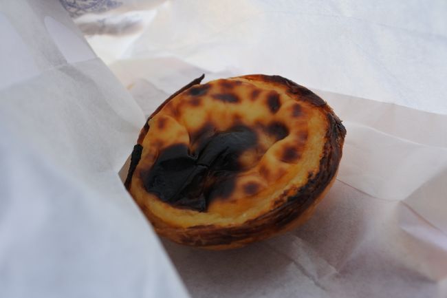 　ベレン駅からジェロニモス修道院へ向かう途中で，有名なパステル・デ・ナタのお店を発見し，行列の末，購入しました。タルト生地やクリームに特徴の出やすいお菓子で，いろいろと食べ比べてみると面白く，ここのお店のものは他のお店やホテルのものよりも，確かに皮がパリッとしていました。