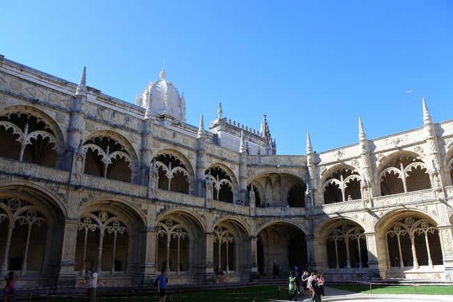 　回廊の設計者が１階と２階で異なるため，アーチの違いを特に中庭から見ると，光と影の調和が素晴らしかったです。