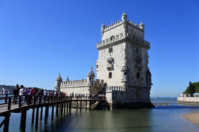 　テージョ川沿いを風に吹かれながら歩きベレンの塔へ，リスボンカード（入場料が無料になる。）を持っていても行列には並ばないといけません。日差しが強く，１日で手首の時計をしていたところだけ白く痕がつくほど日焼けしました。
