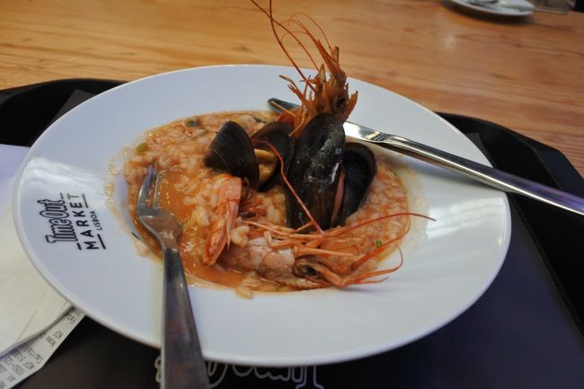 　リベイラ市場で，お昼です。魚介のリゾット，エビもムール貝もおいしかった！