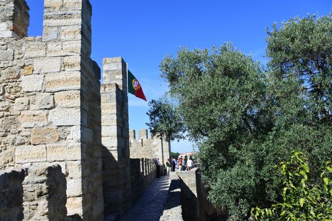 　サン・ジョルジェ城へは，ロシオ広場から出ているバス７３７番で向いました。カテドラルなどを通る路線ですが，急坂で狭い道路を路面電車や自動車，観光客をすり抜けながら登っていく頼もしいバスで，地元の方も結構乗り降りしました。