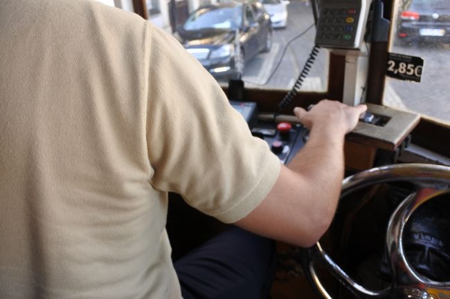 　カテドラル付近を歩いたり，路面電車に乗ってみたりしました。狭く，急な坂が続き，カーブもある道に，交通量の多さが負荷され，路面電車の運転手さんも大変です。写真の運転手さんも，頭から煙が二，三本立っています。