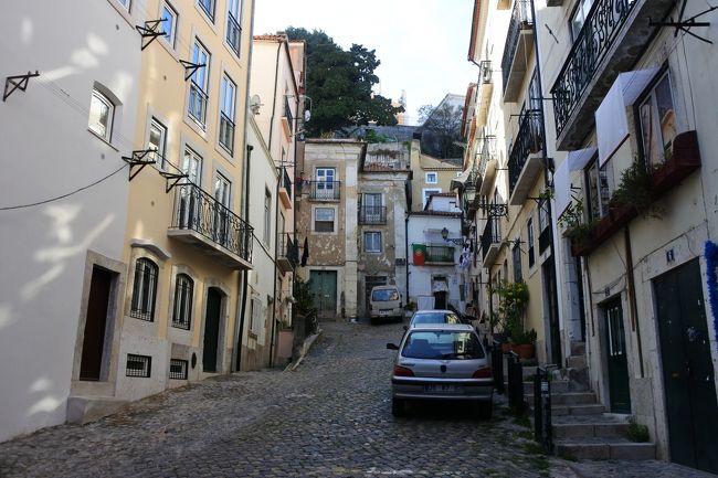 　アラファマ地区を散策してみました。ガイドブックに記載されているように，洗濯物や家の前に座り込むおばあちゃんなど，下町の生活感が漂います。