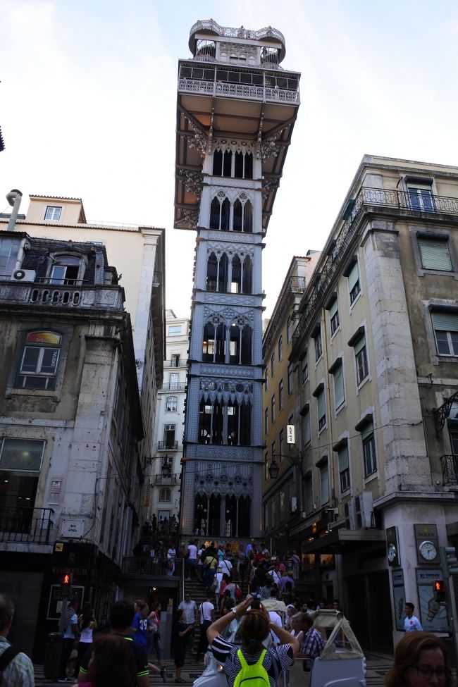 　バイシャ・シアード駅から迷いながらサンタ ジュスタエレベーターへ。ルートを間違えたので，高台からエレベーターを降りました。当然，低地から高地へエレベーターで昇る人が多いので，下層階には行列ができていました。