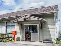 海に一番近い駅として撮り鉄の方に有名な下灘駅
ホームは入り放題みたいです。
私が訪問した3日後にNHKが72時間の撮影に来たらしいです