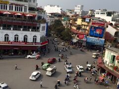 ハノイ滞在中は、ホアンキヱム湖周辺にあるショッピングセンターや旧市街をふらふら。写真は、旧市街入口にあるシティビューカフェからの眺め。レストラン5階にあるカフェのテラスからベトナムの雑踏を眺めながらビールとワンプレート料理を注文しました。味はとりたてて美味しいわけではないけど、不味くもないし、雰囲気も良いので満足。それにしても、クルマもバイクもみんな自由だなぁーベトナム。
