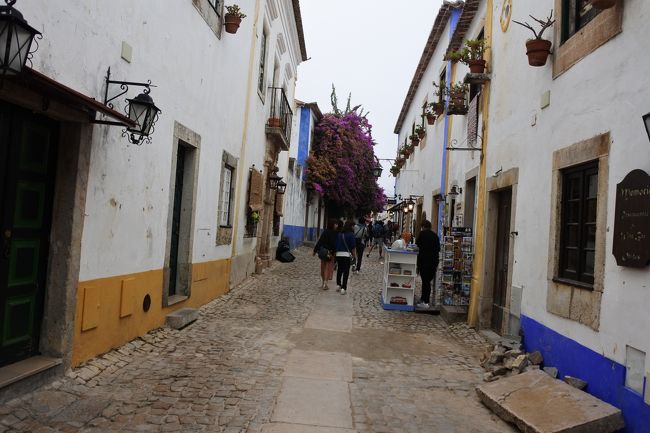 　まだ，観光客が少なく，土産物屋も準備中でした。