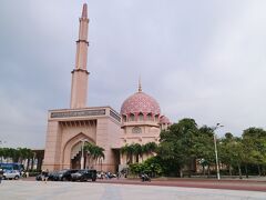 「MASJID PUTRA（プトラモスク）」
外壁もミナレットも館内のモザイクまでピンク色の世界でもめずらしいモスクです。
そしてここは、イスラム教徒でなくても、中を自由見学することができるんです。