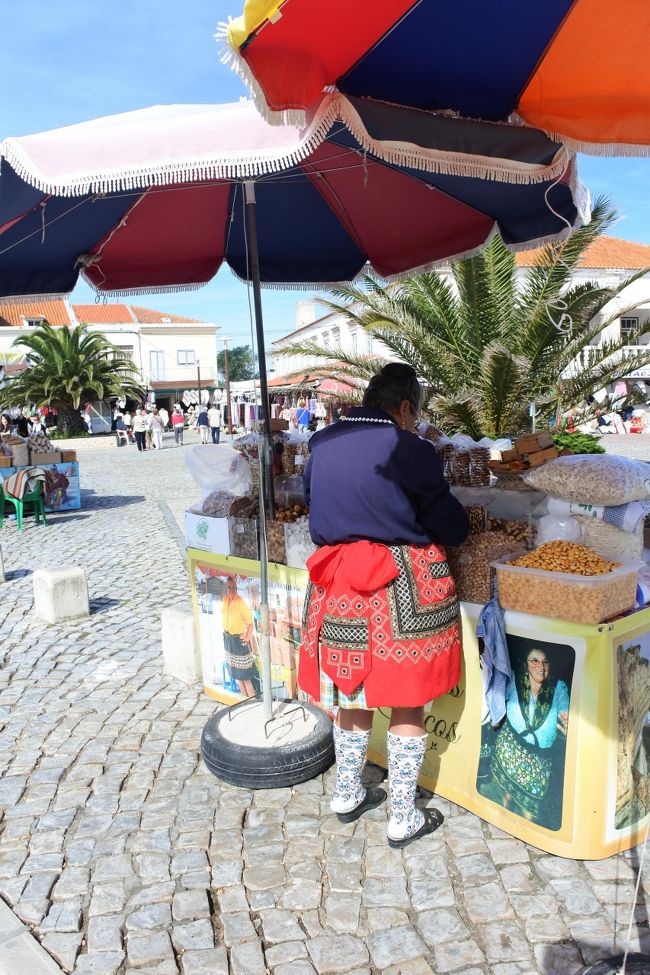 　民族衣装を着た土産物屋のおばちゃん。エプロンの下に７枚はぎのスカートだそうです。