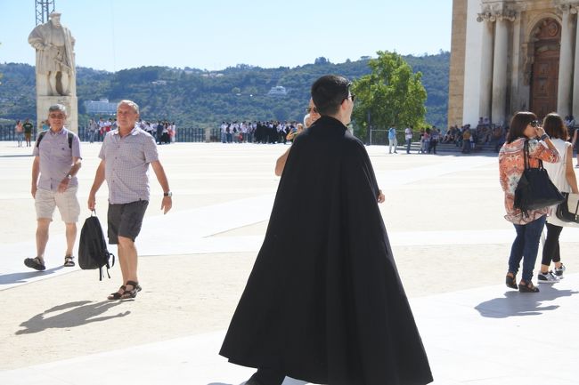 　大学の町「コインブラ」へ。ポルトガルには大学の制服があります。着用は任意らしいですが，新学期が始まる９月とあって新入生の歓迎会が各所で開かれており，制服姿の大学生が闊歩していました。親族や恋人がマントの裾を割く習慣があるらしく，制服がある意味履歴書の役割も果たしているとか。