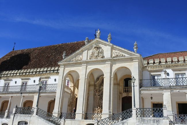 　コインブラ大学自体が世界遺産となっており，学生が闊歩しているだけでなく，観光客がキャンパスにあふれているのです。観光客が授業を聴講なんてことはないと思いますが，観光客に寛大なオープンキャンパスです。