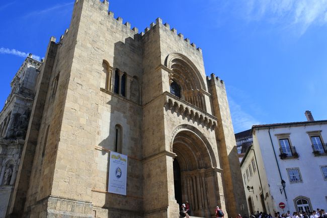 カテドラル。１２世紀に造られたもので，この時代の大聖堂は城壁の役割も持ち合わせていたそうです。だから，ギザギザかー。