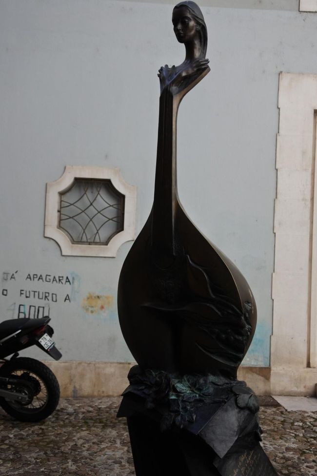 　コインブラファドが有名で，男性が歌い手であることが特徴だそうです。