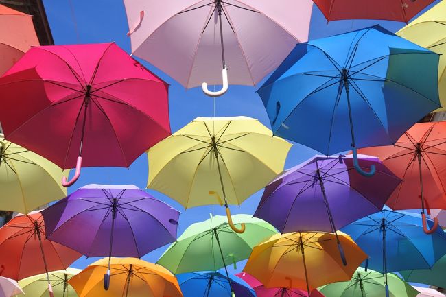 　お待ちかね傘祭り中のアゲタへ。傘を飾っただけで，大したことないと言えばそれまでなのですが，太陽の明るい光に照らされて傘の色がビビットで，しかも建物などに映し出された影も面白くて。本当は傘は雨が降って使うものだけれども，晴天が続くポルトガルだからこその効果的なイベントだなと思いました。