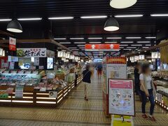 越後湯沢駅に降り立つと、お土産屋さん街が広がります。