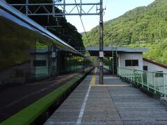 で、湯檜曽駅です。
駅の屋根の先の方に線路が見えますが、これがもともと走ってきた線路。
ぐるっと回って駅に着いたわけです。