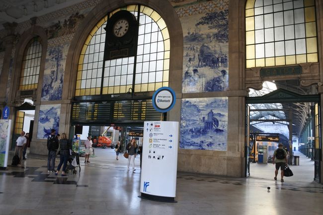 　まずは，サン・ベント駅へ。駅の壁一面，アズレージョで豪華です。<br />　公共の場にアズレージョが施された意味を考えてしまいましたが，町の中心である駅が重要スポットであるという格付けからかなのか，アズレージョが贅沢なものではなく生活に溶け込んだものだから駅に使うことに抵抗がなかったのか，私にはわかりません。
