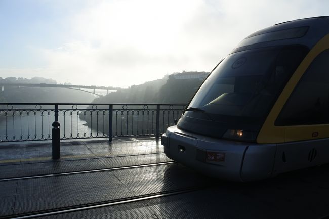 　ドン・ルイス１世橋を渡って対岸へ行ってみました。午前９時過ぎですが，まだ朝靄のポルトです。<br />　ビュースポットへは，太陽が昇り気温が上がってからが，ポルトガルの鉄則かもしれません。