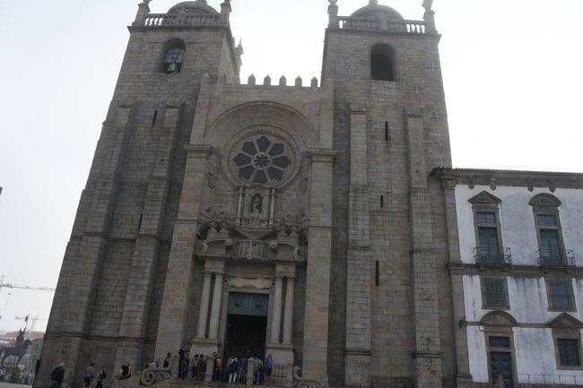 　市街地側に戻り，カテドラルへ。