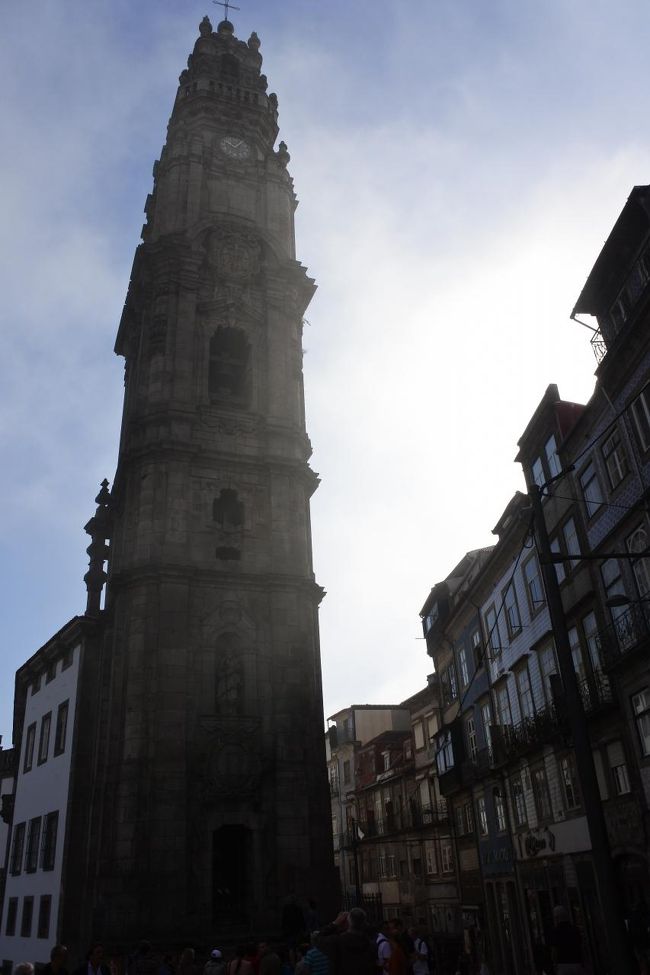 　クレリゴス教会へ。<br />　ホテルのフロントの人が地図を見せて必ず観光するよう教えてくれた場所が，クレリゴス教会とカテドラル，リヴラリア・レリョ（本屋）でした。だから，この３つはまず先に観光と動いたのですが，天候を考えると午後の方がよかったのかもしれません。午後だと観光客で混みそうですが。