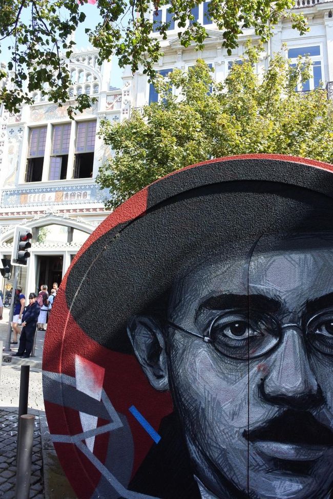 　リヴラリア・レリョ。世界で一番美しい本屋さん。本屋に入場する前にこの赤いブースで入場券を購入します。その後，信号を渡って入店です。