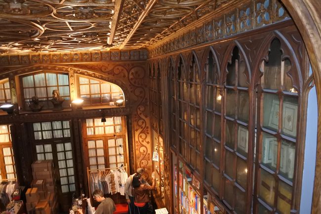 　凝った木工細工で歴史も感じる店内でした。<br />　ただ，人人人。これでは，落ち着いて本が選べません。