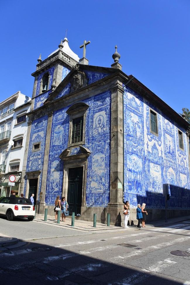 　アルマス聖堂のアズレージョ<br />　ふらふらと街歩きをしていて，偶然にもいくつもの教会のアズレージョを見れるとは，ポルトいい街です。