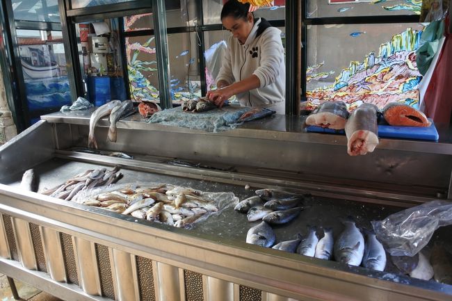 　ボリャオン市場へ行ってみました。<br />　市場のおばちゃん，はさみで魚を捌いていました。