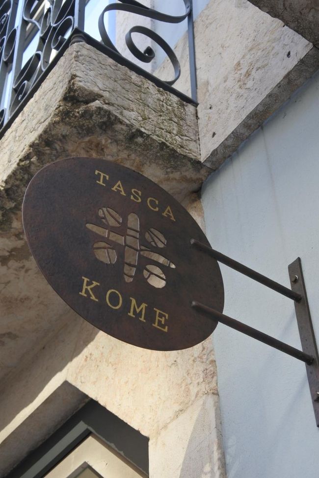 　コメルシオン広場近くに「米」の字を発見。日本に帰って，ネット検索していたら偶然，日本人経営のレストランであることがわかりました。<br />　また，この付近で，東洋人の方が街並みをスケッチしていたのですが，「米」さんの検索の流れで，どうも日本人画家の長島稔さんという方ではなかったかと思うようになりました。<br />　一日現地ツアーのガイドさんによれば，リスボン在住の日本人は約３００人だそうで，意外と多い印象を受けました。リスボンでも日本人が活躍しているのですね。