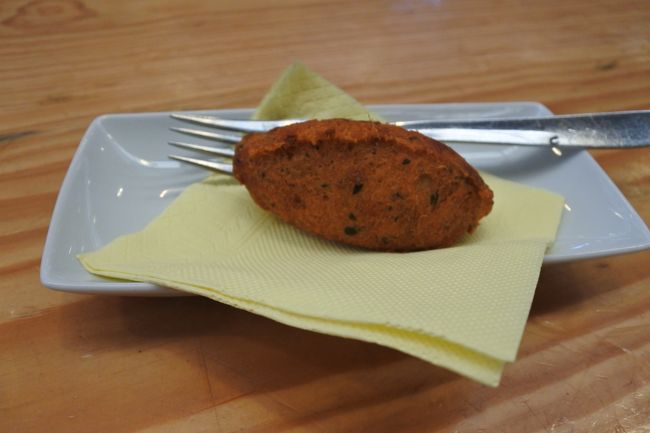  　最後の一枚は，パステイシュ・デ・バカリャウ（タラのコロッケ）です。ポルトガルの料理は，いわし，タコ，干したらなど魚介類が豊富で，日本人の口に合います。<br />　味覚からも，日本人の旅行者が多いのも納得です。<br />　パリやロンドンかと思うほど，日本人によく遭遇した旅でした。