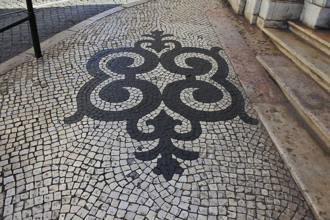 　リスボンの石畳は凝っています。つるっと滑りそうになったので，アスファルトにすればよいのにと思ったこともありましたが，白黒の模様にはいろいろあり，それぞれにきっと意味があるのでしょう。