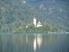 朝食後に観光開始です
ブレッド島に立つ聖母被昇天教会

ここに船で渡ります
渡し舟は代々いくつかの家系で受け継がれているそうで
私達の舟も親子で経営しているそうでした